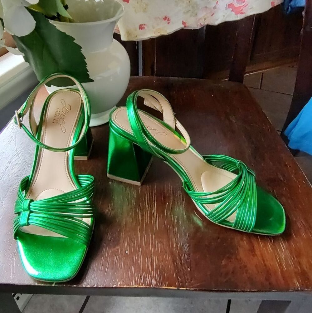 Badgley Mischka Emerald Green Metallic Strappy Block Heel Sandals Size 6 NIB